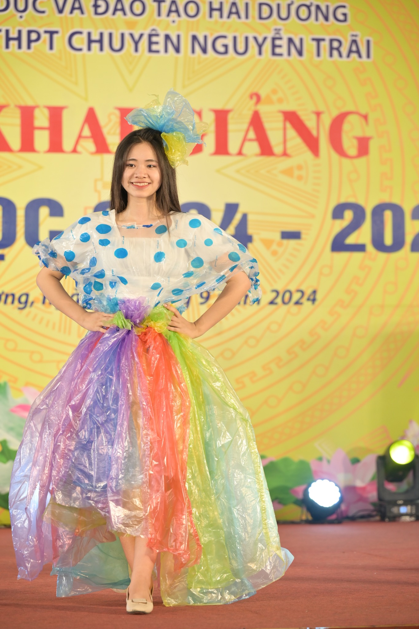 Nhấn để phóng to